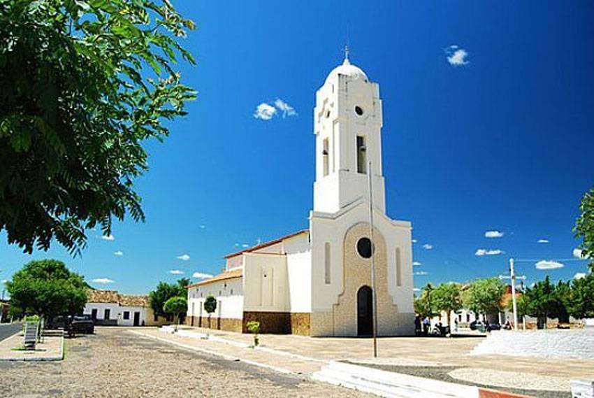 Empresário arremata em leilão litro de cachaça por R$ 35 mil no Piauí